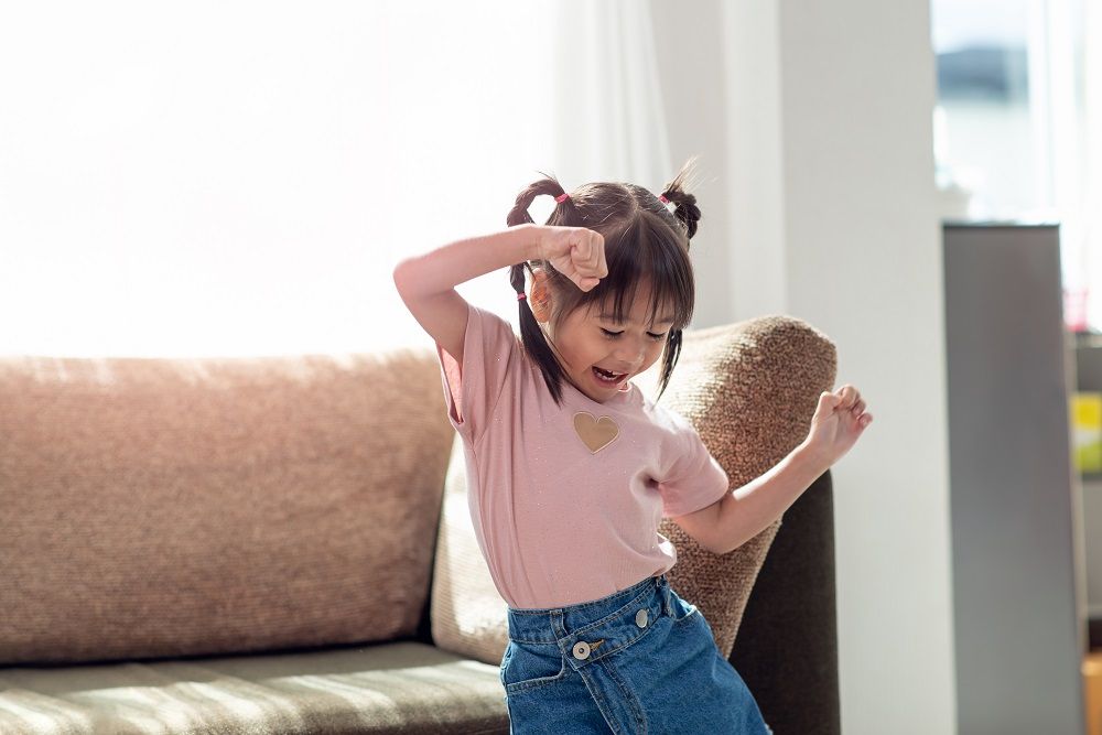 anak perempuan menari bahagia