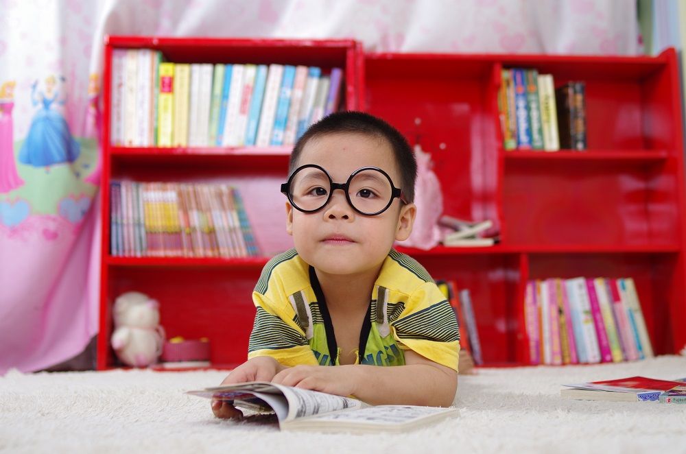 anak laki-laki bilingual berkacamata